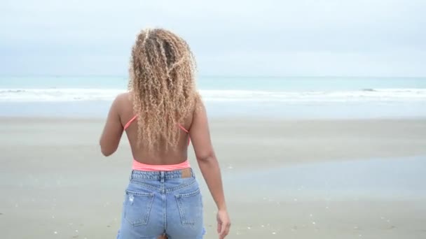 Curly Latina Andando Sobre Praia Acenando Venha Aqui — Vídeo de Stock