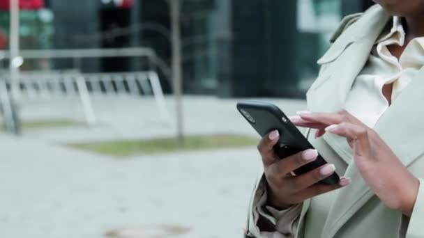 Fekete Odakint Használja Okostelefonját Kamera Forgási Módban Van — Stock videók