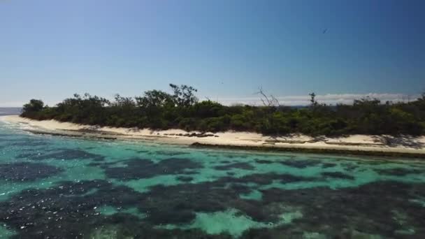 Flyover Sailboat Anchored Beautiful Deserted Tropical Island New Caledonia — Vídeo de Stock