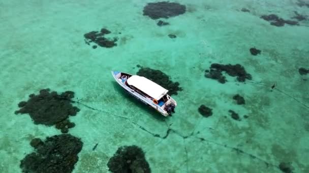 Vista Aérea Lancha Amarrada Aguas Turquesas Coral Por Debajo Sunset — Vídeos de Stock