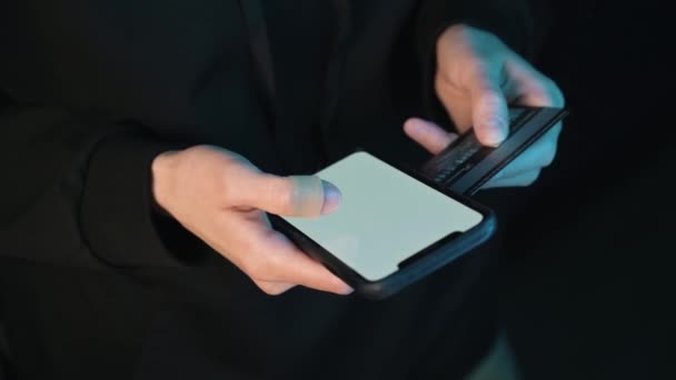 Πληκτρολογεί Πληροφορίες Πιστωτικής Κάρτας Smartphone — Αρχείο Βίντεο