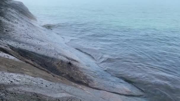 Rocky Coastline Lake Superior Afgebeelde Rotsen Mistige Dag Blauw Water — Stockvideo