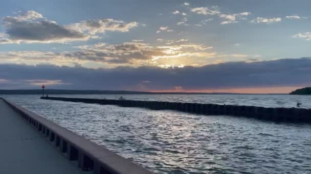 Hermosa Puesta Sol Sobre Lago Naranja Sol Azul Agua Nublado — Vídeo de stock