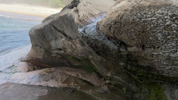 Afgebeelde Rotsen Munising Michigan Met Meer Strand Water Druppelen Close — Stockvideo