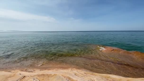 Piękna Jasnoniebieska Woda Lakeshore Gładkimi Formacjami Skalnymi Jezioro Superior Michigan — Wideo stockowe