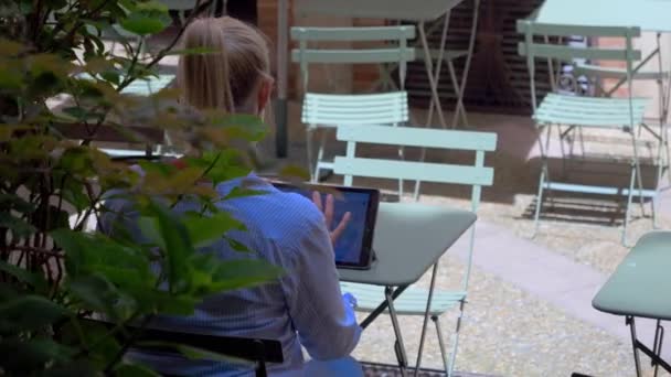 Una Mujer Rubia Caucásica Sentada Una Terraza Usando Smartphone Tableta — Vídeos de Stock
