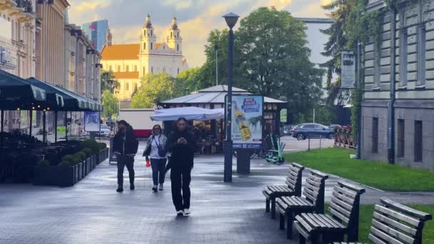 Menschen Beim Spaziergang Mit Raphael Die Erzengelkirche Hintergrund Vilnius Litauen — Stockvideo