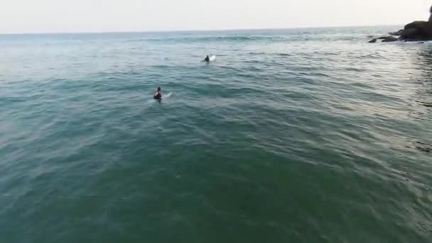 Luchtfoto Fpv Drone Shot Van Mensen Die Surfen Zee Met — Stockvideo