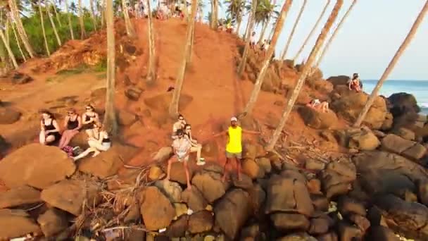 Воздушный Кадр Людей Стоящих Возле Скал Пальмового Острова — стоковое видео