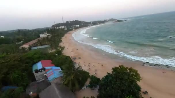 Drone Fpv Aéreo Tiro Ondas Mar Colidindo Nas Rochas Praia — Vídeo de Stock