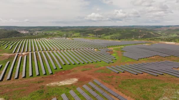 Zdjęcie Lotnicze Średniej Wielkości Farmy Słonecznej Południowej Portugalii Koncepcja Zrównoważonego — Wideo stockowe