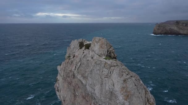 Gray Rock Jutting Out Blue Water Atlantic Ocean Southwestern Tip — Stock video