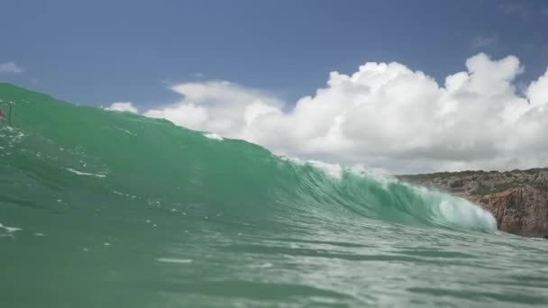 Wave Turquoise Water Crashing Beach Idyllic Bay Popular Surfers Blue — Stockvideo