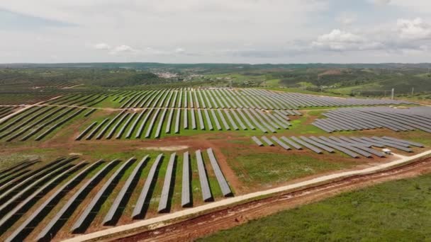 Dağlık Bir Kırsal Bölgedeki Güneş Çiftliğinin Hava Görüntüsü Sürdürülebilirlik Enerji — Stok video