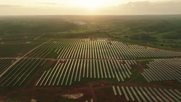 Εναέρια Λήψη Ηλιακού Πάρκου Λοφώδη Αγροτική Περιοχή Της Πορτογαλίας Κατά — Αρχείο Βίντεο