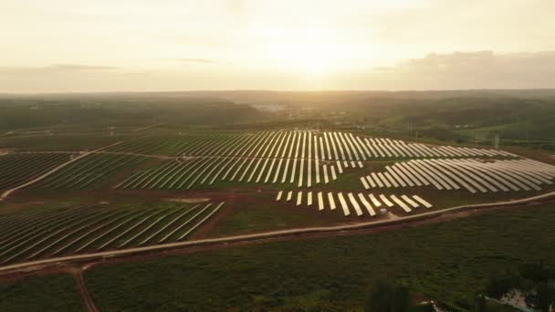Long Aerial Shot Sunlight Reflecting Solar Panels Solar Farm Hilly — Stockvideo