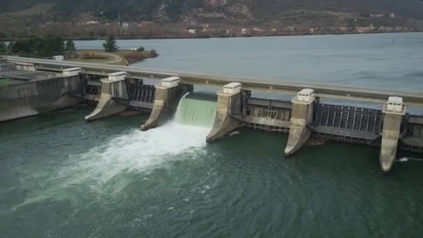 Een Indrukwekkende Hydro Elektrische Dam Een Rivier Met Open Waterdeur — Stockvideo