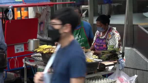 Street Food Stall Silom Bangkok Man Woman Selling Local Street — Stock video