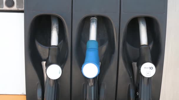Kraftstoffpumpen Für Diesel Und Benzin Stehen Einer Tankstelle Spanien Zum — Stockvideo