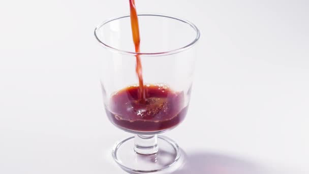 Verter Café Negro Caliente Una Taza Café Transparente Primer Plano — Vídeos de Stock