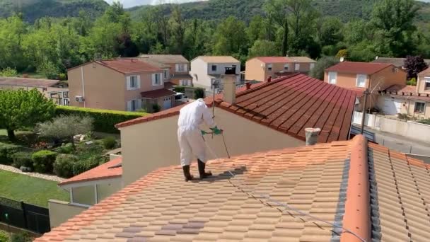 Arbeiter Weißen Schutzanzug Bemalt Die Dachziegel Mit Einer Imprägnierfarbe Auf — Stockvideo