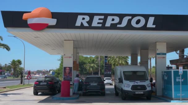 Coda Veicoli Rifornimento Benzina Una Stazione Servizio Della Compagnia Spagnola — Video Stock