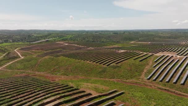 Dlouhý Záběr Solární Farmy Kopcovité Odlesněné Ploše Portugalsku Koncept Udržitelnosti — Stock video