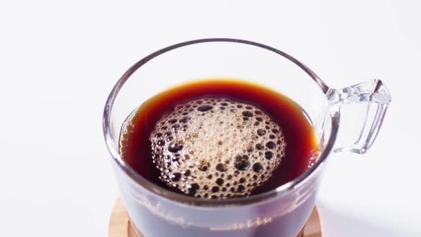 熱い黒コーヒーを蒸しのカップ コーヒースプーンでコーヒーを攪拌 白い木製のテーブル付きブラックコーヒー — ストック動画