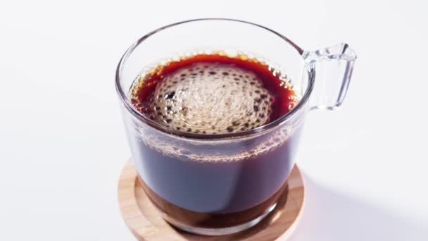 一杯热气腾腾的黑咖啡 用咖啡勺搅拌咖啡 白木桌黑咖啡 — 图库视频影像
