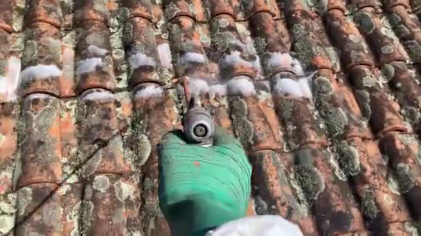 Kalifiye Bir Işçinin Pov Çatı Kiremitlerine Kimyasal Sprey Kullanarak Yosun — Stok video