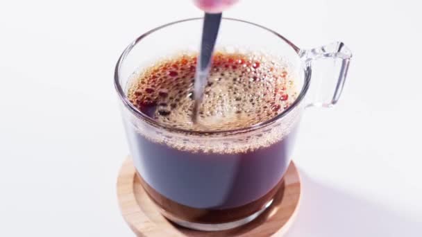 Κουταλάκι Του Γλυκού Ανακατεύοντας Καφέ Ένα Φλιτζάνι — Αρχείο Βίντεο