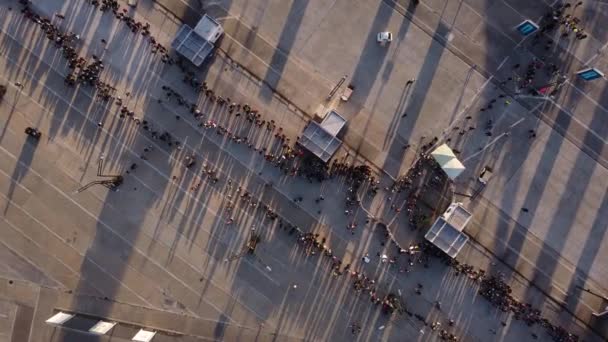 Birds Eye View Slowly Turning People Waiting Long Line Show — ストック動画