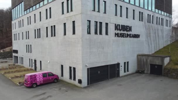 挪威阿伦达尔的立方体博物馆和档案馆 从地面及地面以上的空中升腾 展示现代设计大楼顶部的玻璃和木材 — 图库视频影像