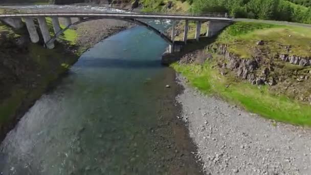 Híd Izlandon Folyóval — Stock videók