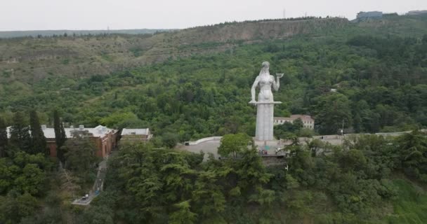 Kartlis Deda雕像的弧形空中拍摄和美丽的第比利斯风景 — 图库视频影像