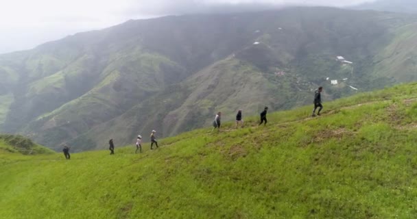 Persone Escursionisti Sul Ripido Crinale Del Bordo Della Montagna Colpo — Video Stock