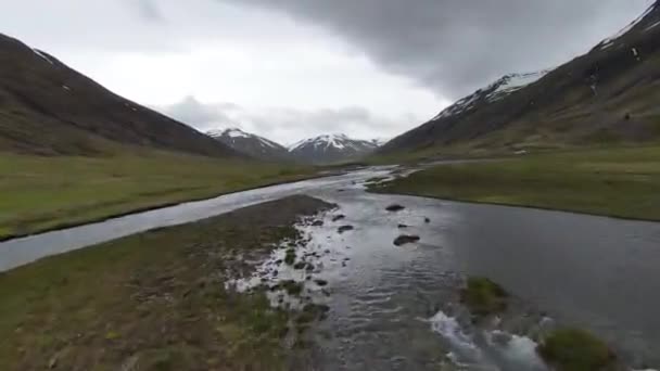 Fpv Ijsland Rivier Bergen — Stockvideo