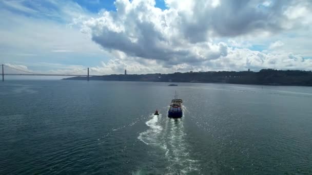 Siguiendo Barco Río Tejo Lisboa Portugal — Vídeos de Stock