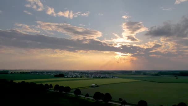 Luchtfoto Time Lapse Van Een Adembenemende Zonsondergang Met Dramatische Wolken — Stockvideo