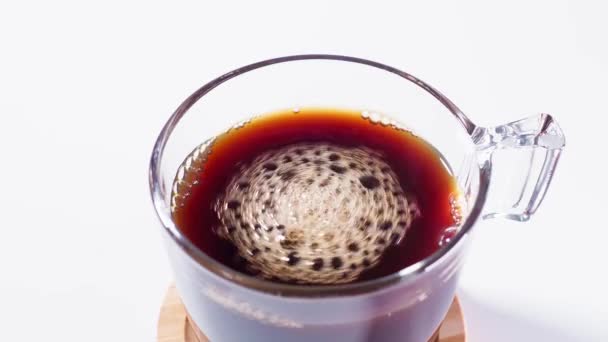 Ένα Φλιτζάνι Αχνιστό Σκέτο Καφέ Ανακατεύοντας Καφέ Κουταλάκι Του Καφέ — Αρχείο Βίντεο