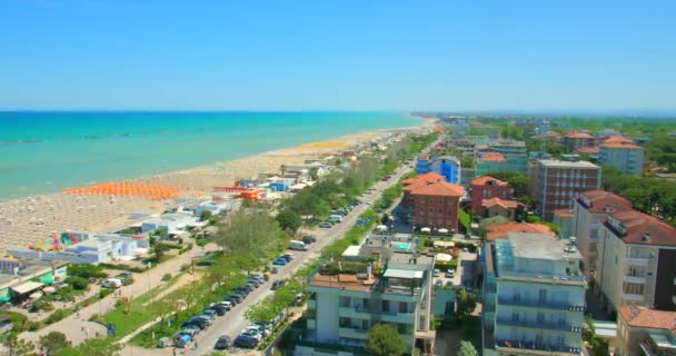 Краєвид Узбережжя Море Барвистим Ландшафтом Блакитною Водою Пляжем Хмарочосу Чесенатіко — стокове відео