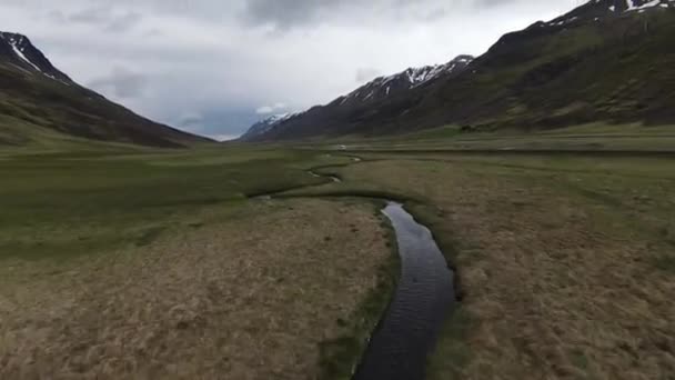 Ijslandse Stroom Fpv Met Bergen — Stockvideo