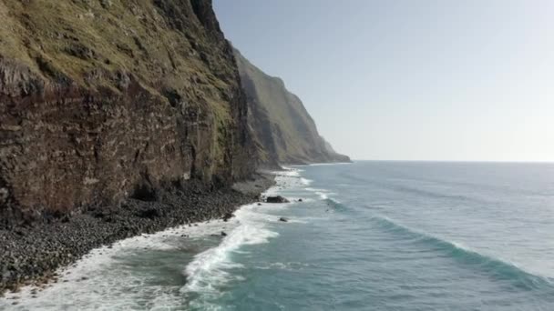 Avance Aéreo Costa Madeira Durante Día Soleado — Vídeo de stock