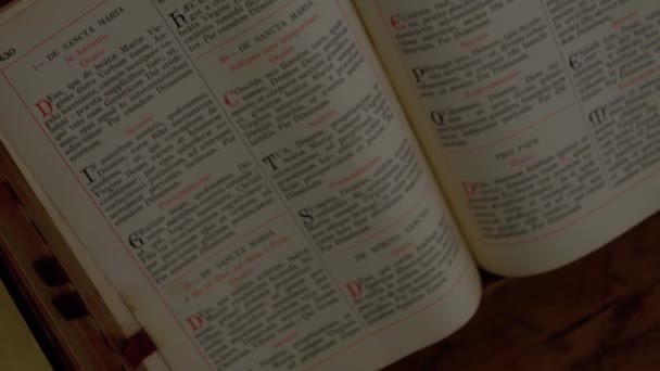 Литургия Библия Латыни Видно Сверху Псалмами Закладками Поворот Вниз Вид — стоковое видео