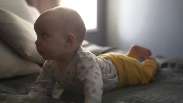 Χαριτωμένο Πρόσωπο Του Μικρού Κοριτσιού Στο Κρεβάτι Κοιτάζοντας Στην Κάμερα — Αρχείο Βίντεο