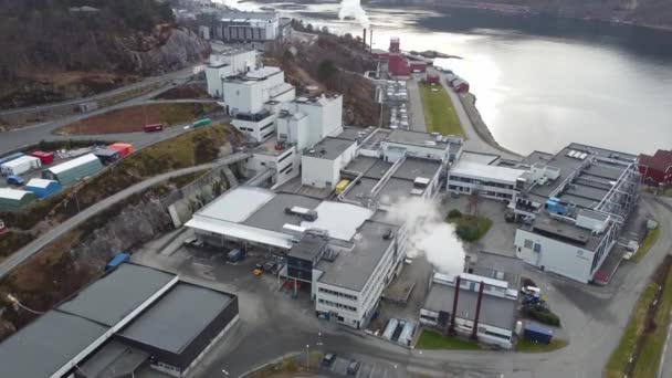リンデンス ノルウェーのGeヘルスケア生産施設 医薬品や医療検査診断機器を生産する巨大な工場を示す空中 — ストック動画