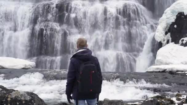 Homem Olhando Para Cachoeira Dynjandi Câmara Lenta — Vídeo de Stock