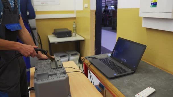 専門学校のラップトップコンピュータに接続された高度な溶接システム ミディアムショット — ストック動画