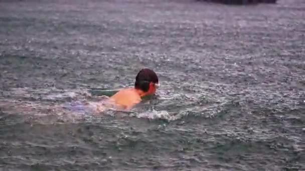 Facet Pływa Oceanie Deszczowy Dzień Zwolniony Ruch — Wideo stockowe