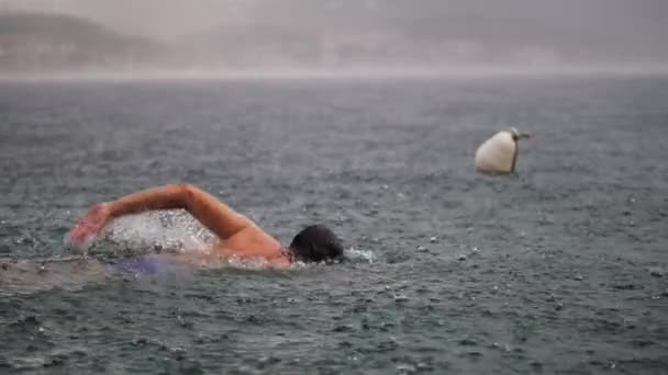 在一个下雨天 人类在海里游泳 — 图库视频影像